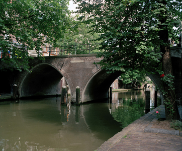 843668 Gezicht op de Hamburgerbrug over de Oudegracht te Utrecht, vanaf de werf aan de oostzijde van de gracht.N.B. De ...